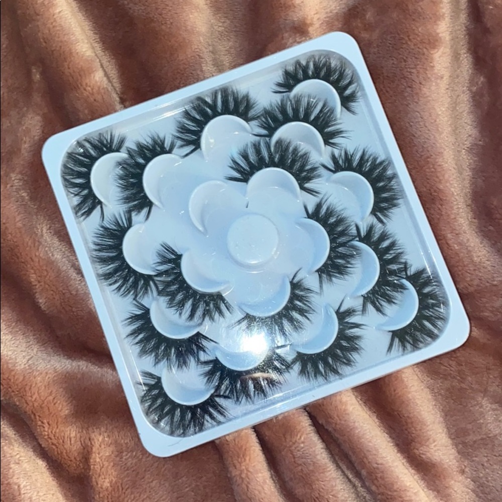 17 Pcs Of Volume Lashes